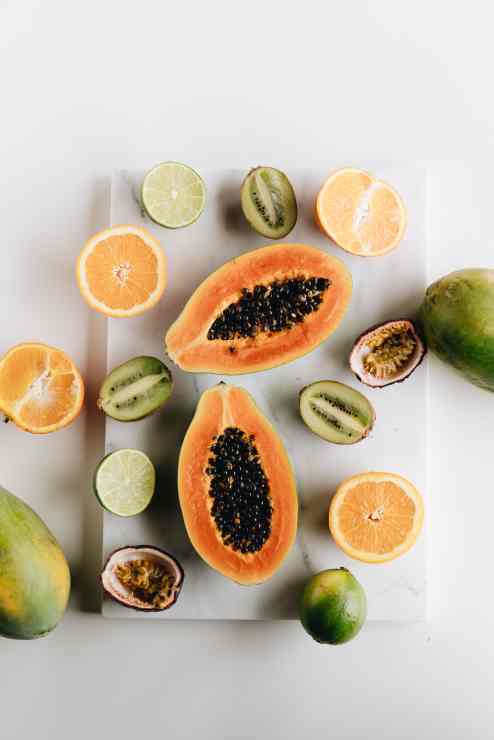 रात में खाने के लिए सुरक्षित फल जैसे केला पपीता